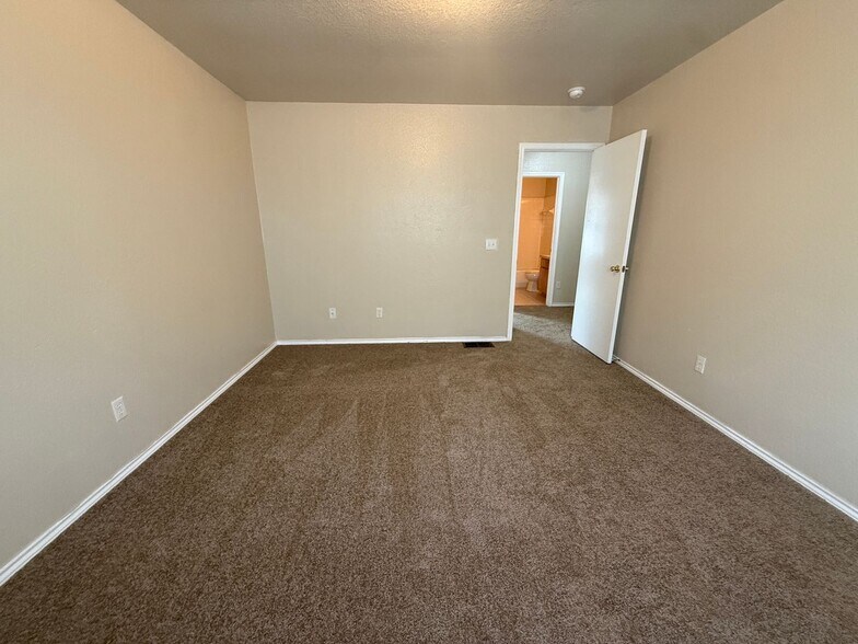 Building Photo - 4000 Doraine Ct
