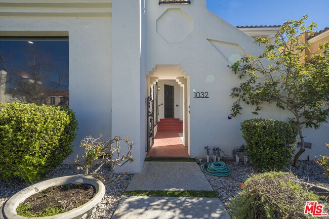 Building Photo - 1032 Masselin Ave