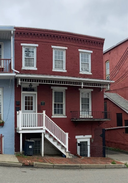 Primary Photo - 102 Pine St