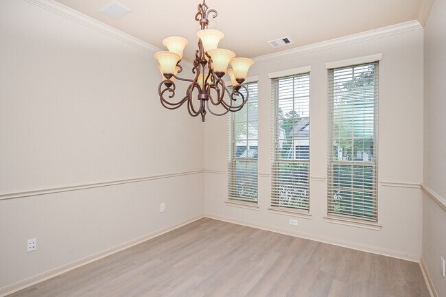 Building Photo - 19 Sandwell Place