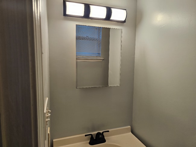 Building Photo - 1511 N Dupre St