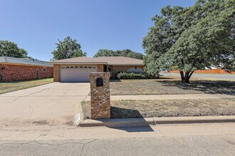 Building Photo - Spacious 3/2/2 near McCullough Park