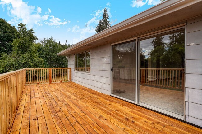 Building Photo - Wonderful 4 bedroom, 2 Bath on Oversized l...