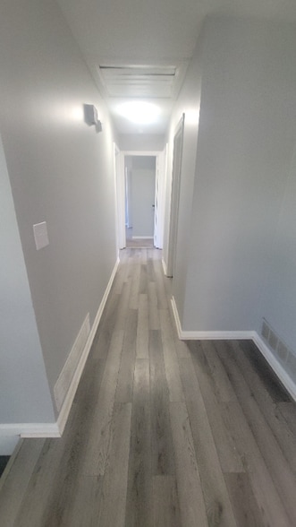 Building Photo - 102 Glissade Dr
