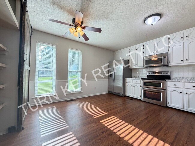 Building Photo - 2221 Diane Dr