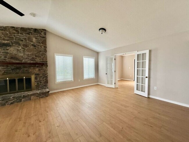 Building Photo - Large and Stunning 2700sqft Newly Renovated 3BR 3BTH!