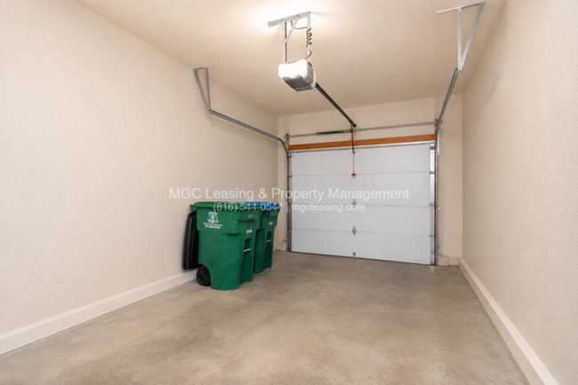 Building Photo - Eagle Creek Townhome — Main-Floor Primary Suite