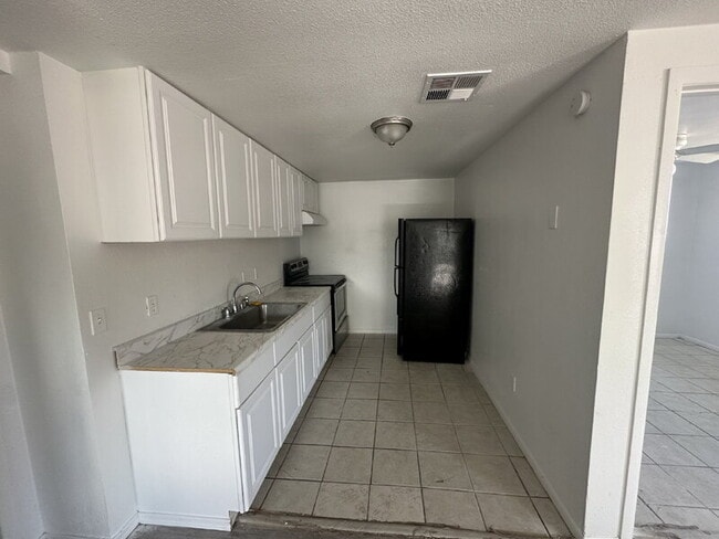 Building Photo - 523 W 12th St