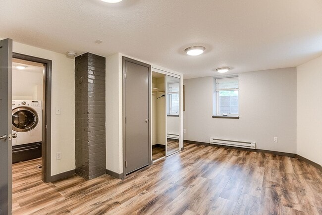 Building Photo - JUNE MOVE IN- HAMLINE UNIVERSITY - 5 BEDROOM