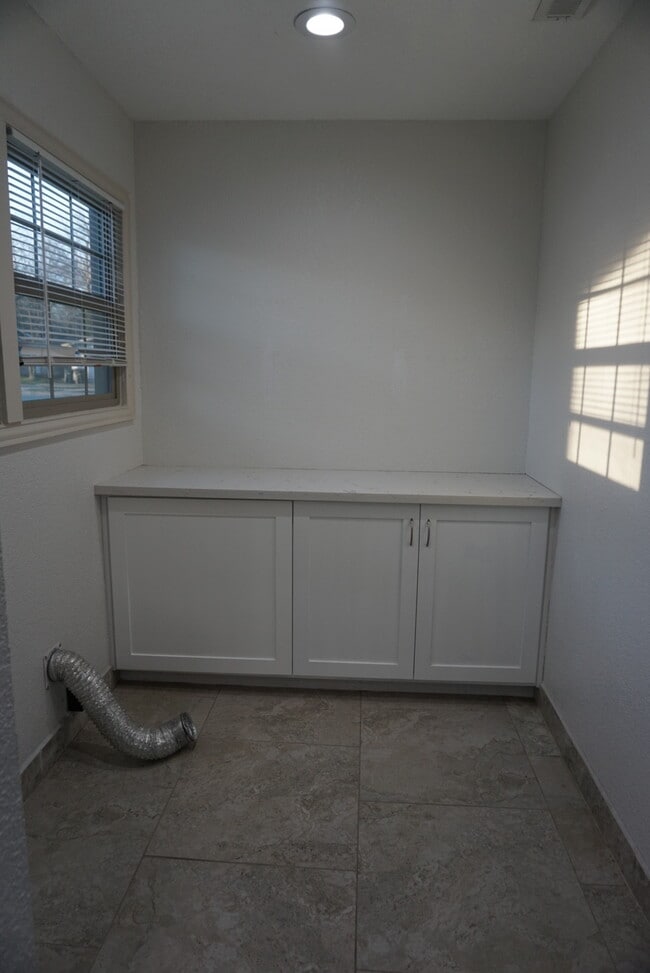 Building Photo - 1601 W Felix St