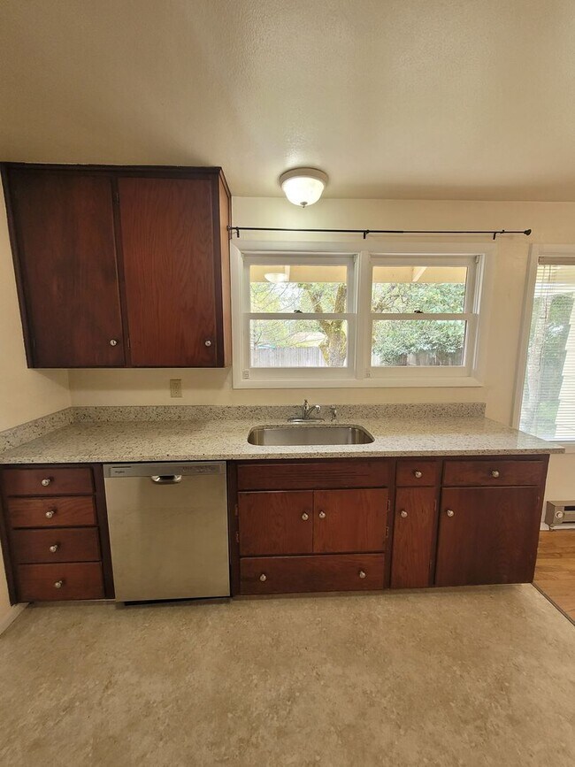 Building Photo - Charming 3BD/1BA located within walking distance to Friendly/College Hill neighborhood Market of ...