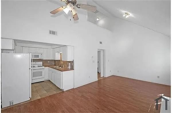 Building Photo - 6447 River Park Dr