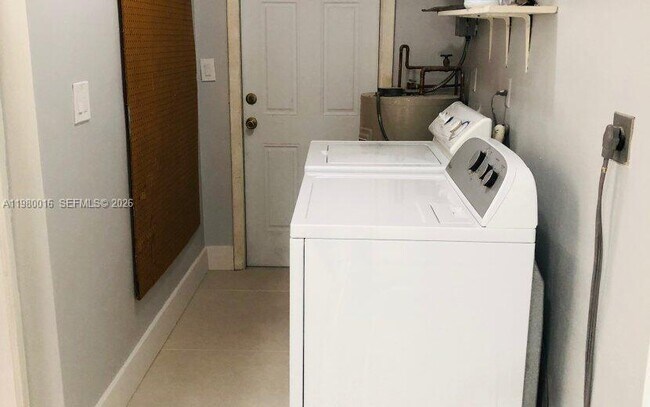 Building Photo - 930 Benevento Ave