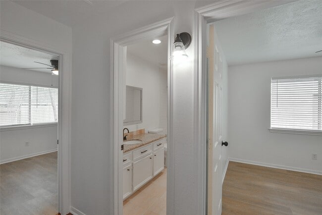 Building Photo - 2075 Little Cedar Dr