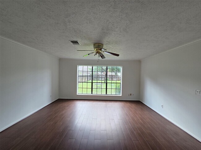 Building Photo - 2827 Lake Colony Dr