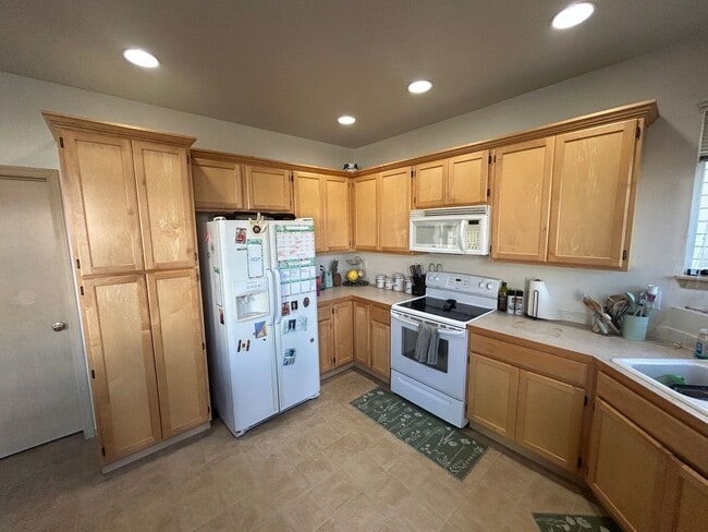 Building Photo - 4B, 2.5BA Pet-friendly home w/2-car garage...