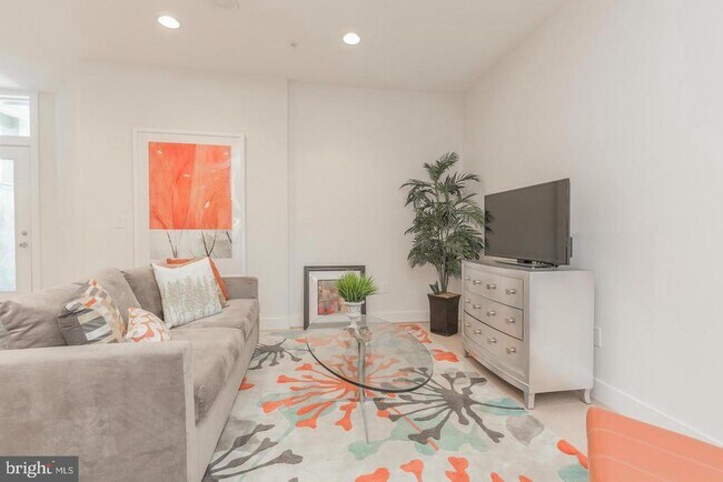 Building Photo - 1352 Quincy St NW