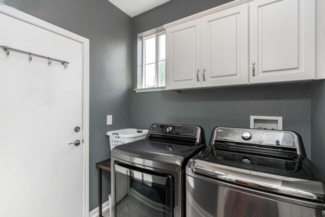 Building Photo - Stunning Updated Alameda Home w/ Backyard Deck & Custom Features