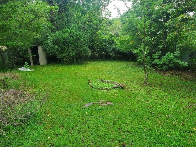 Building Photo - 2 bedroom 1 bath close to downtown