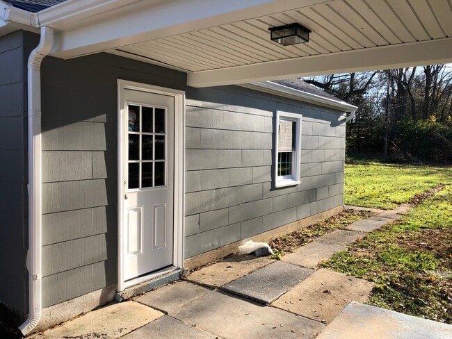 Building Photo - Beautiful Remodeled Ranch Home on 1/2 Acre...