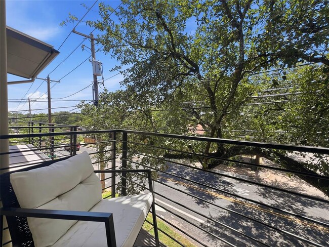 Building Photo - 2118 Brackenridge St