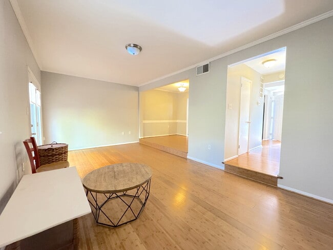 Building Photo - Charming Reston Townhome in a Prime Location