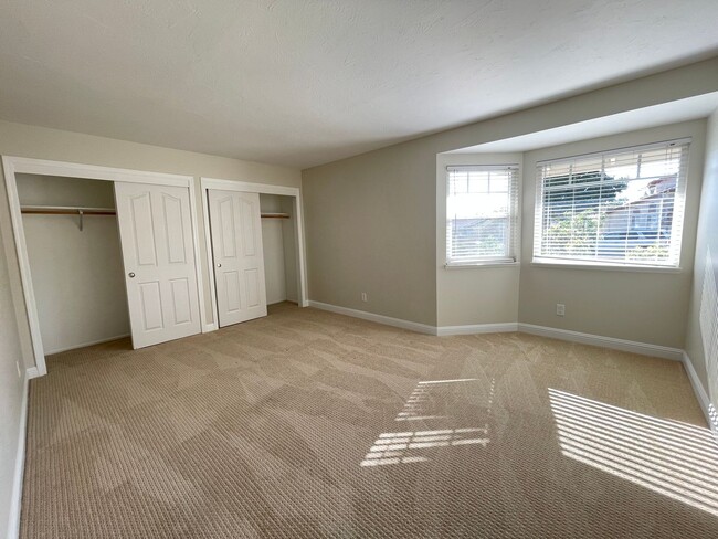 Building Photo - Beautiful Mesa Oaks Home