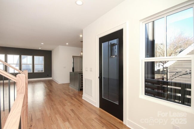 Building Photo - 1110 Greenleaf Ave