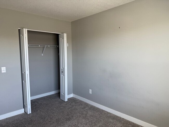 Building Photo - Comfort & Space Await in This Stunning 4BR Dayton Home
