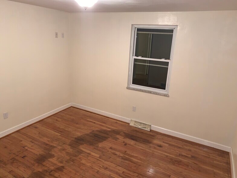 Building Photo - 4268 Sample Ct
