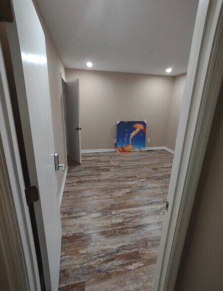 Building Photo - Room in House on New Crossing Trail E