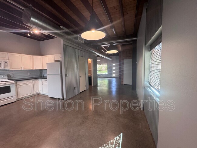 Building Photo - 2121 W Hayward Ave