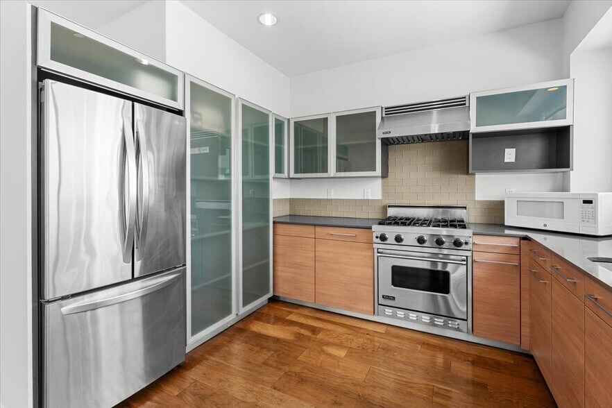 Building Photo - 4151 Redwood Ave