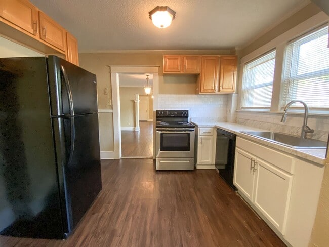 Building Photo - 2 bedroom, 1 bath near Jackson and Maury /...