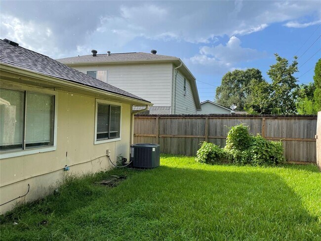 Building Photo - 1011 E Brompton Dr