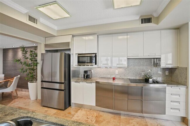 Building Photo - 715 Bayshore Dr