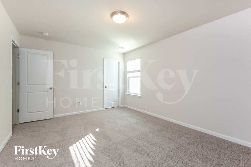 Building Photo - 565 Hillpark Ln