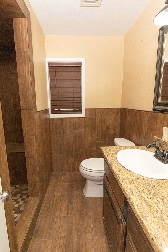 Building Photo - 910 N Carol Ave