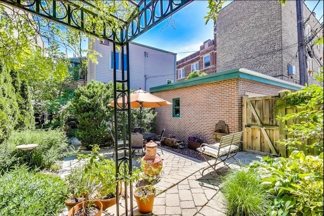 Building Photo - 940 W Cuyler Ave