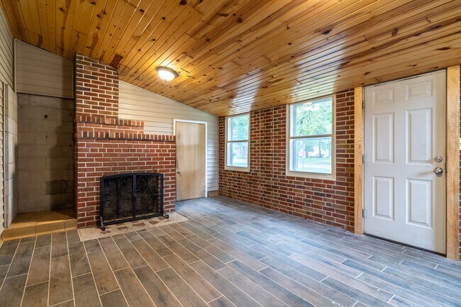Building Photo - 3 Bedroom Home Available Now!