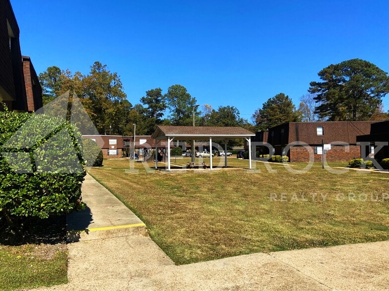 Building Photo - Chateaux Holly Hills