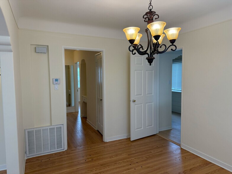 Building Photo - 617 W Glenoaks Blvd
