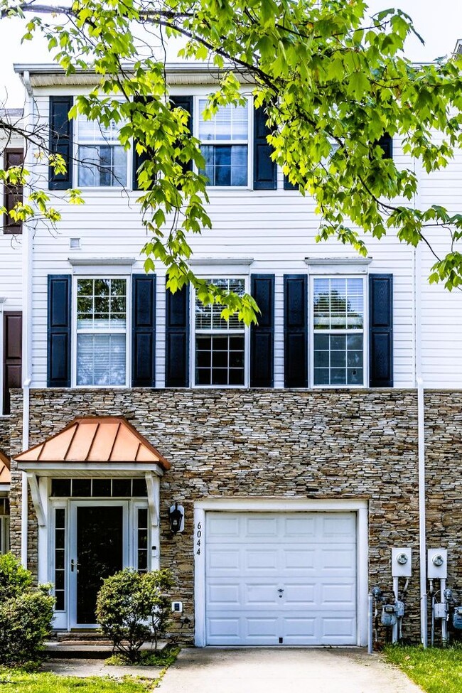 Building Photo - 6044 Blue Point Ct