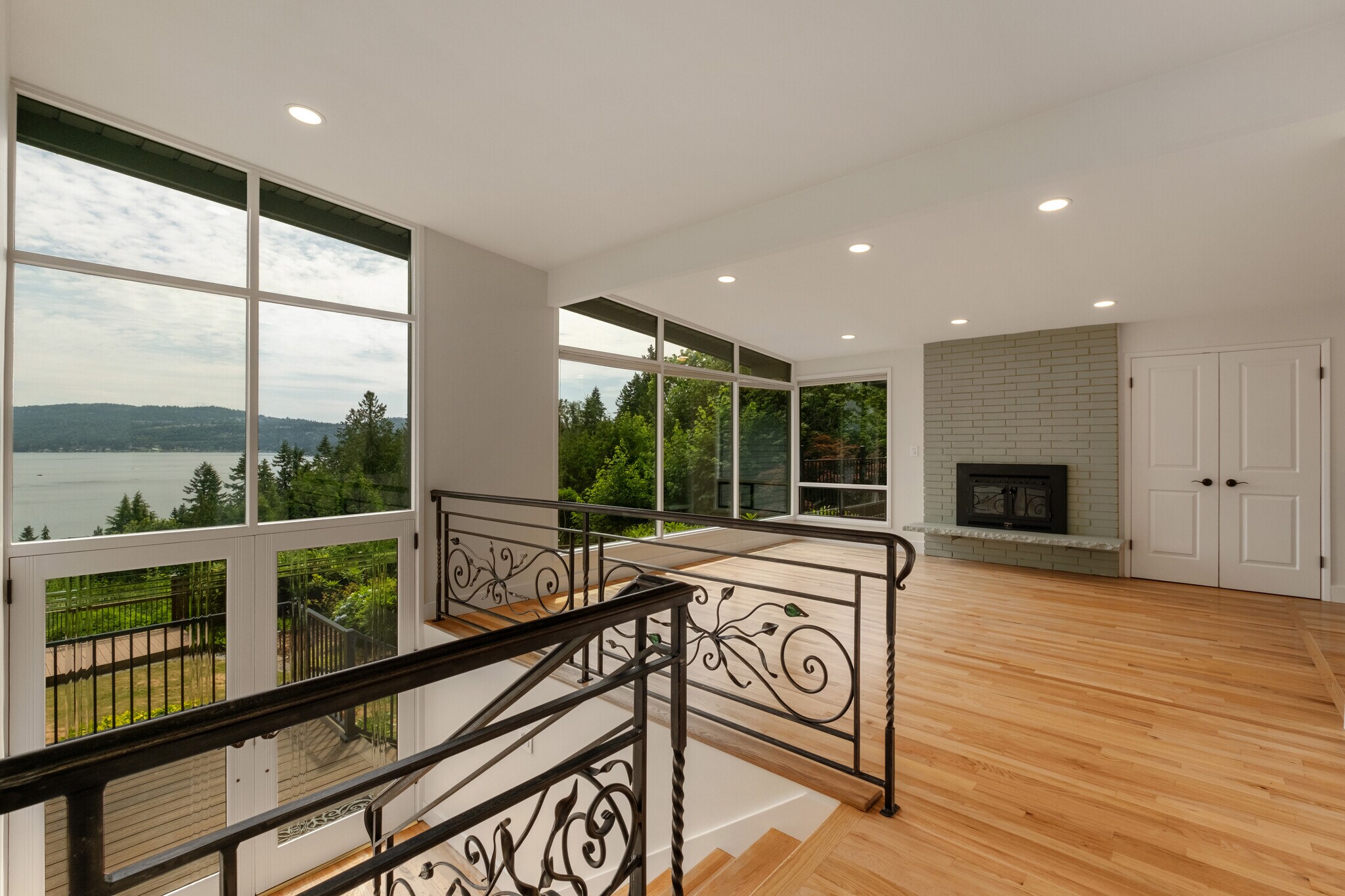 Building Photo - 639 W Lake Sammamish Pky NE