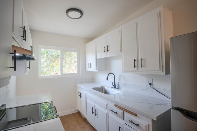 Building Photo - 825 W 167th St