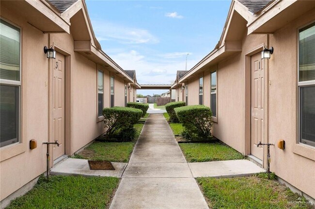 Building Photo - 9 Taxco Ct