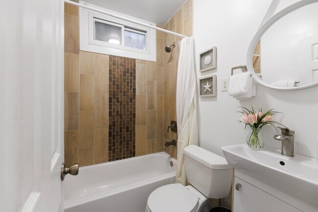 Building Photo - 1701 14th St SE