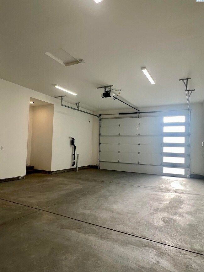 Building Photo - West Vinyard Estates 3 br plus den 4 car