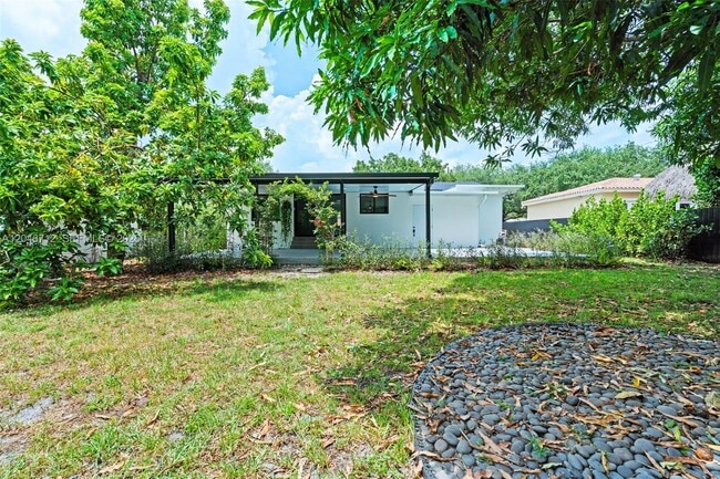 Building Photo - 56 Whitethorn Dr