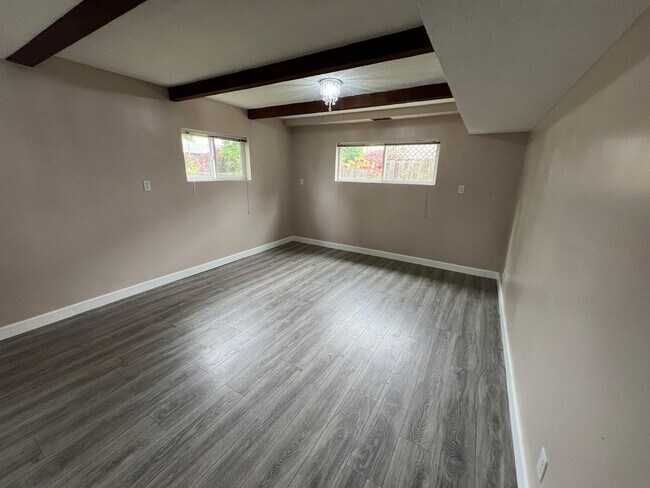 Building Photo - 4 Bedroom Milwaukie Home